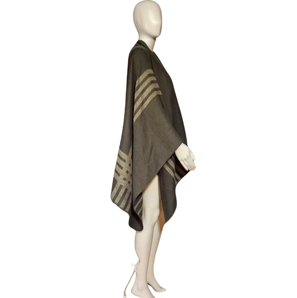 BB Dakota X Fab Fit Fun Reversible Striped Poncho/Wrap - Picture 6 of 16